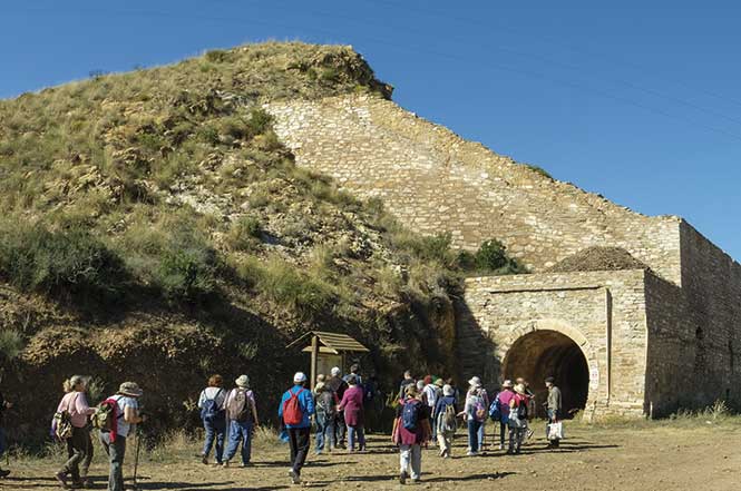 Antiguo cargadero de hierro de Tres Amigos (Bédar), punto de salida del ferrocarril hasta la playa de Garrucha.© Fotografía: Paco Bonilla